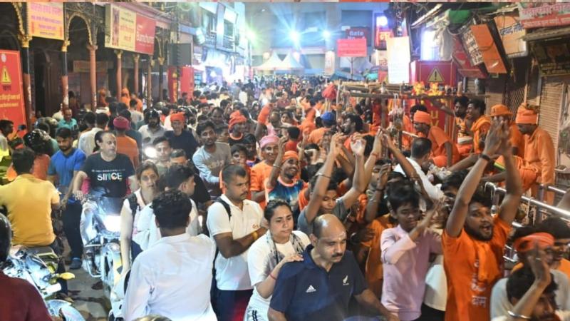 सावन सोमवार पर काशी में आस्था का महासैलाब, डेढ़ लाख भक्तों ने चढ़ाया जल